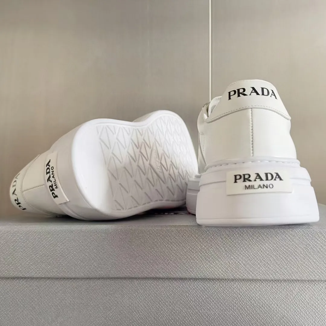 👟👟Ex-factory price 600👟👟 Couple model Prada Latest Couple model Triangle logo Thick sole Casual white shoes Sneakers Original purchase development and production This sneaker combines simple lines and distinctive details into a modern design. The leather upper presents a refined silhouette, with the Prada contrasting logo embellished on the tongue and side inserts. Exquisite packaging at the delivery counter 🛍📦 ▪️Fabric: Original custom imported cowhide material ▪️Lining: Original custom made soft sheepskin ▪️Sole: Original molded non-slip rubber outsole ▪️Sole thickness: 4CM ▪️Size: Women's 35-40 / Men's 39-45